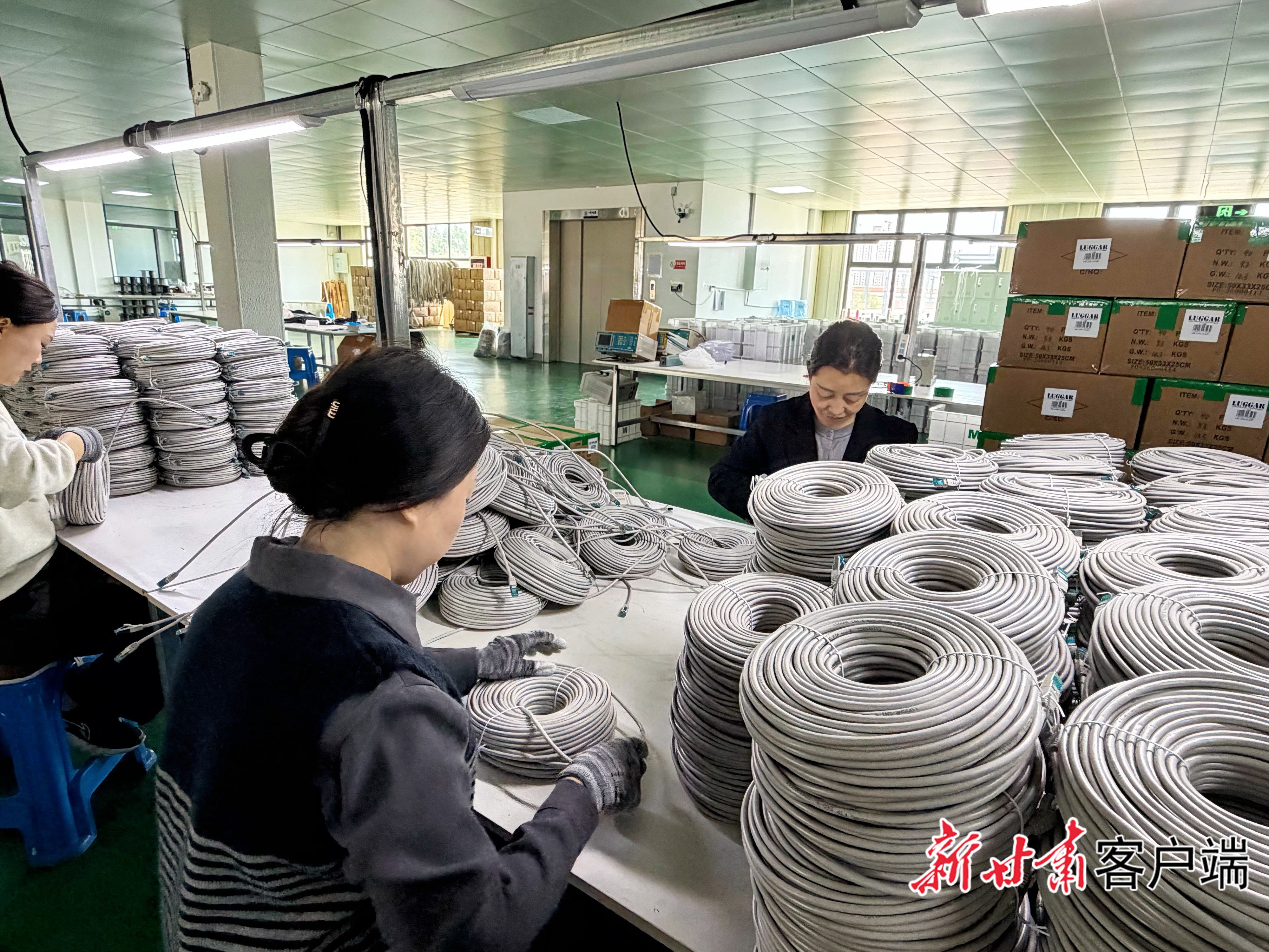 工人正在打包成品线缆