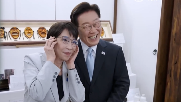 高市早苗收到李在明的礼物，像小女孩一样发出尖叫和笑声