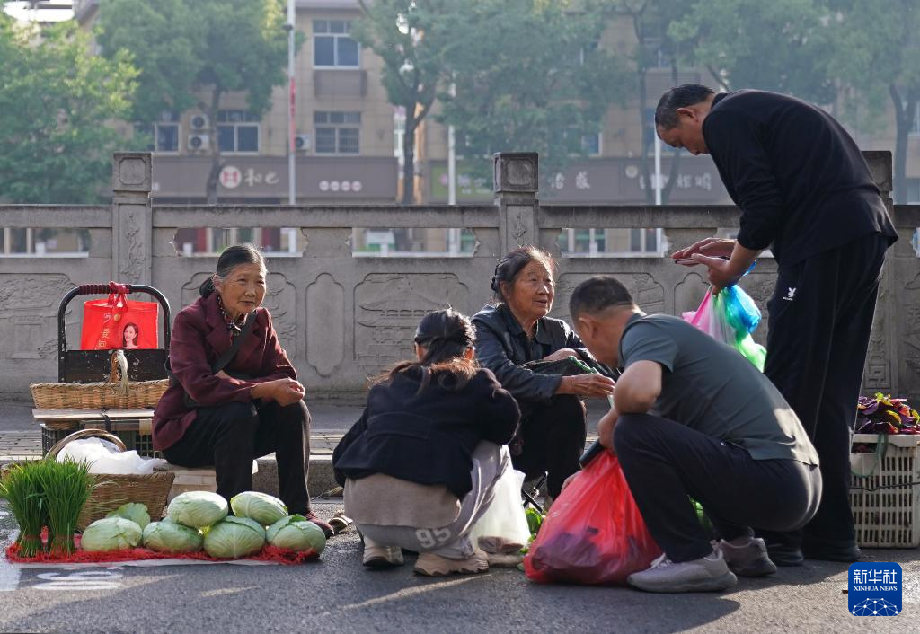 菜农在“潮汐菜场”摆摊售卖自家种植的蔬菜（5月12日摄）。
