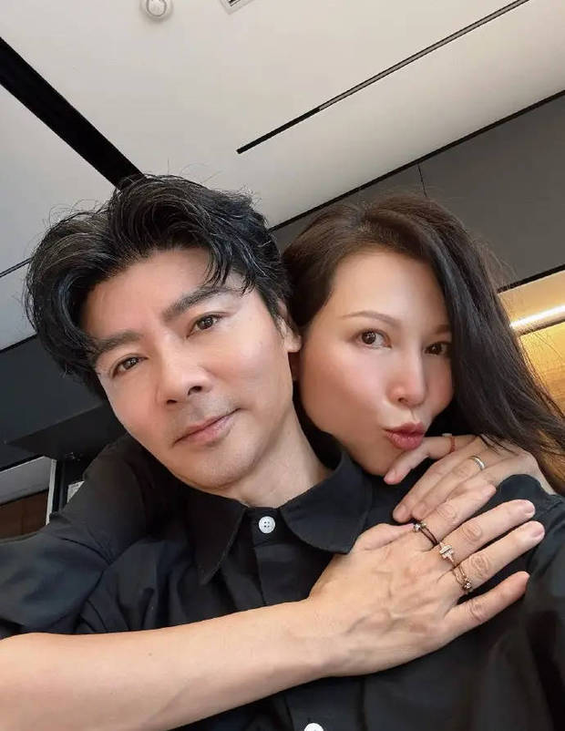 搜狐娱乐讯 近日，蔡少芬在社交平台为丈夫张晋庆生。照片中二人贴脸相拥、嘟嘴亲吻，互动甜蜜又温馨。