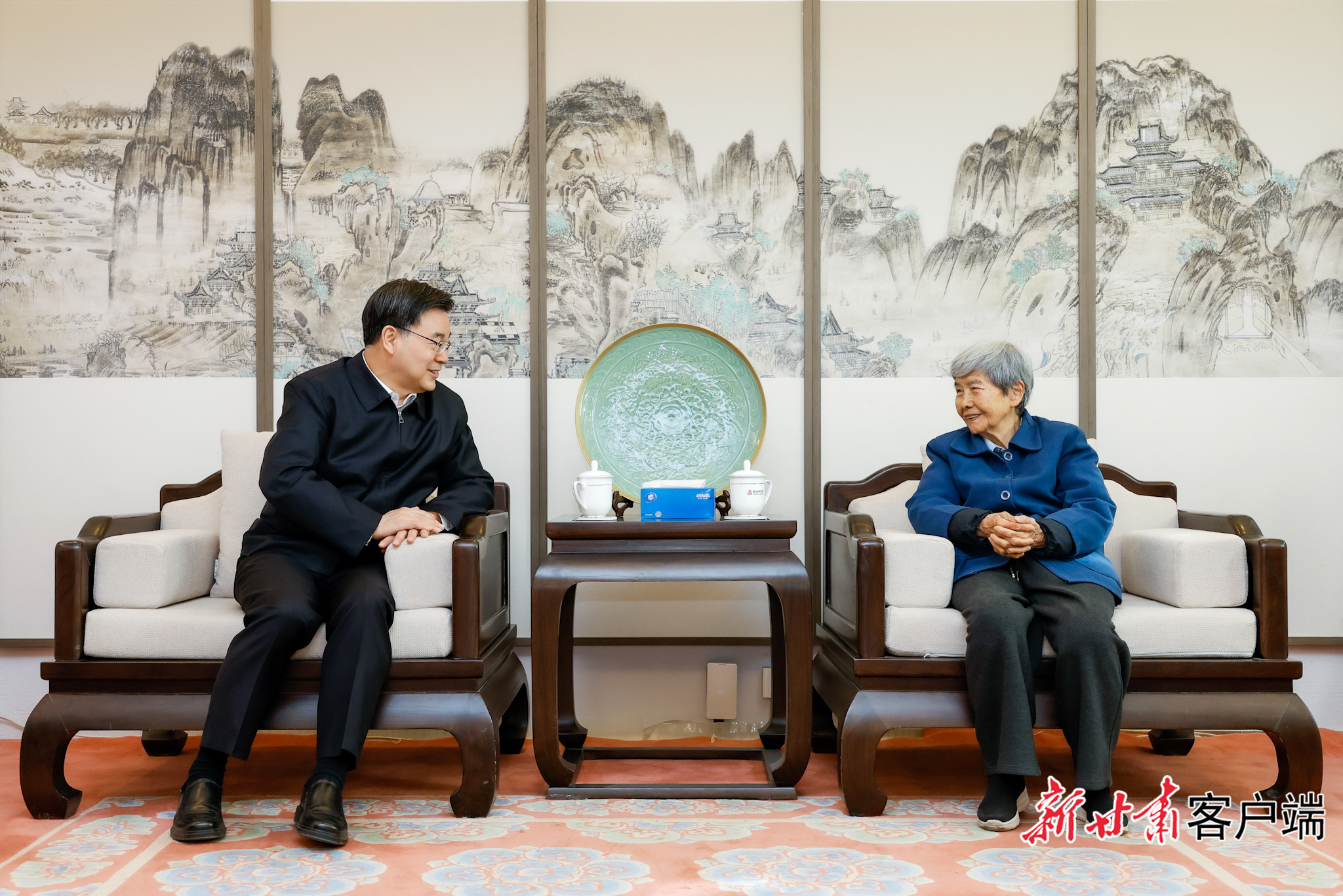 省委书记、省人大常委会主任胡昌升近日在敦煌研究院看望慰问所联系服务的专家——敦煌研究院名誉院长樊锦诗。新甘肃&middot;甘肃日报记者　孟捷