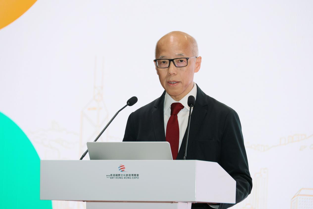 香港制衣业训练局董事陈育懋发表演讲