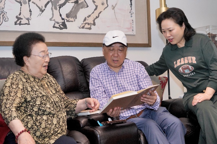 作者夫妇与师长邓在军