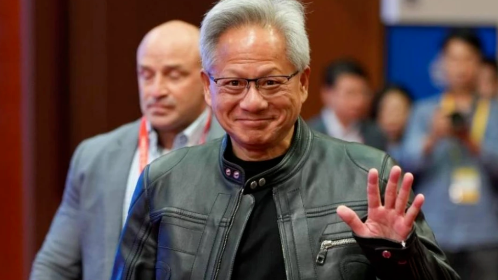 黄仁勋逛吃北京说“我爱中国”，“馆长”模仿“青鸟”破防