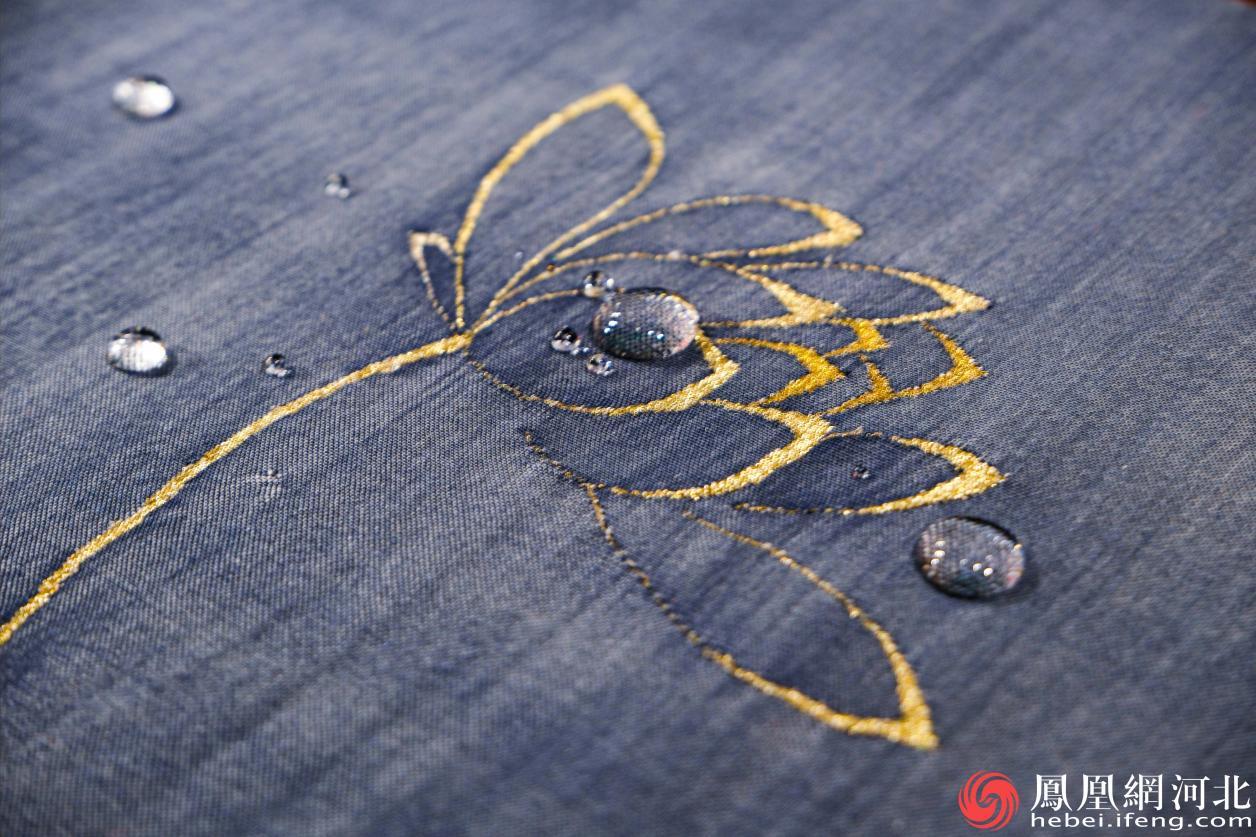 王博不断进行产品创新,开发出许多贴近日常生活的缂丝制品 李卓然摄