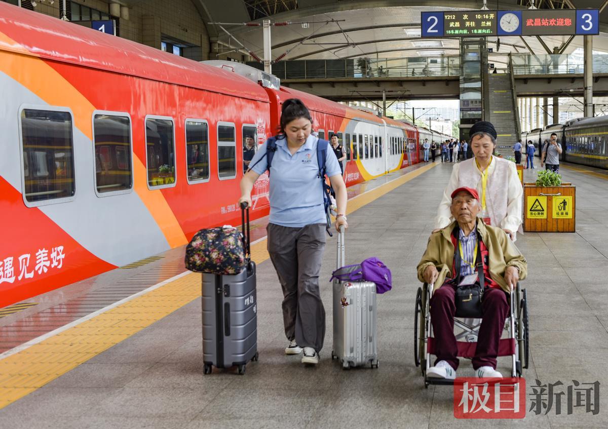 踏上新旅程,旅客开心