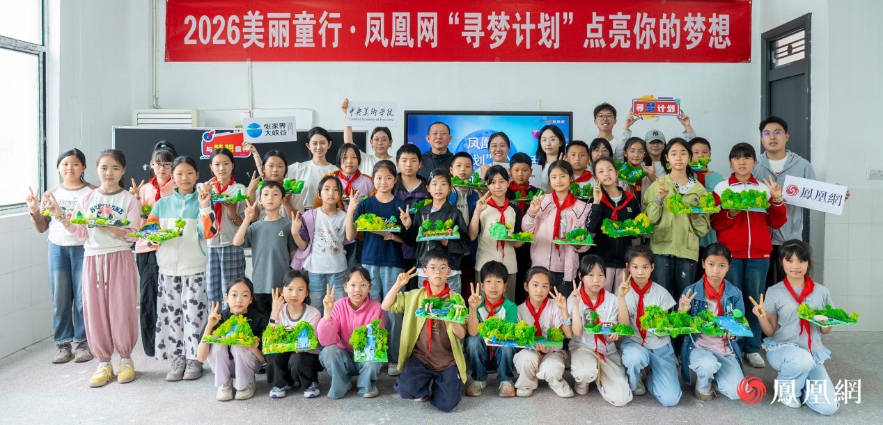 中央美术学院副教授刘巍及其团队成员王玉、刘晶文与同学们在一起