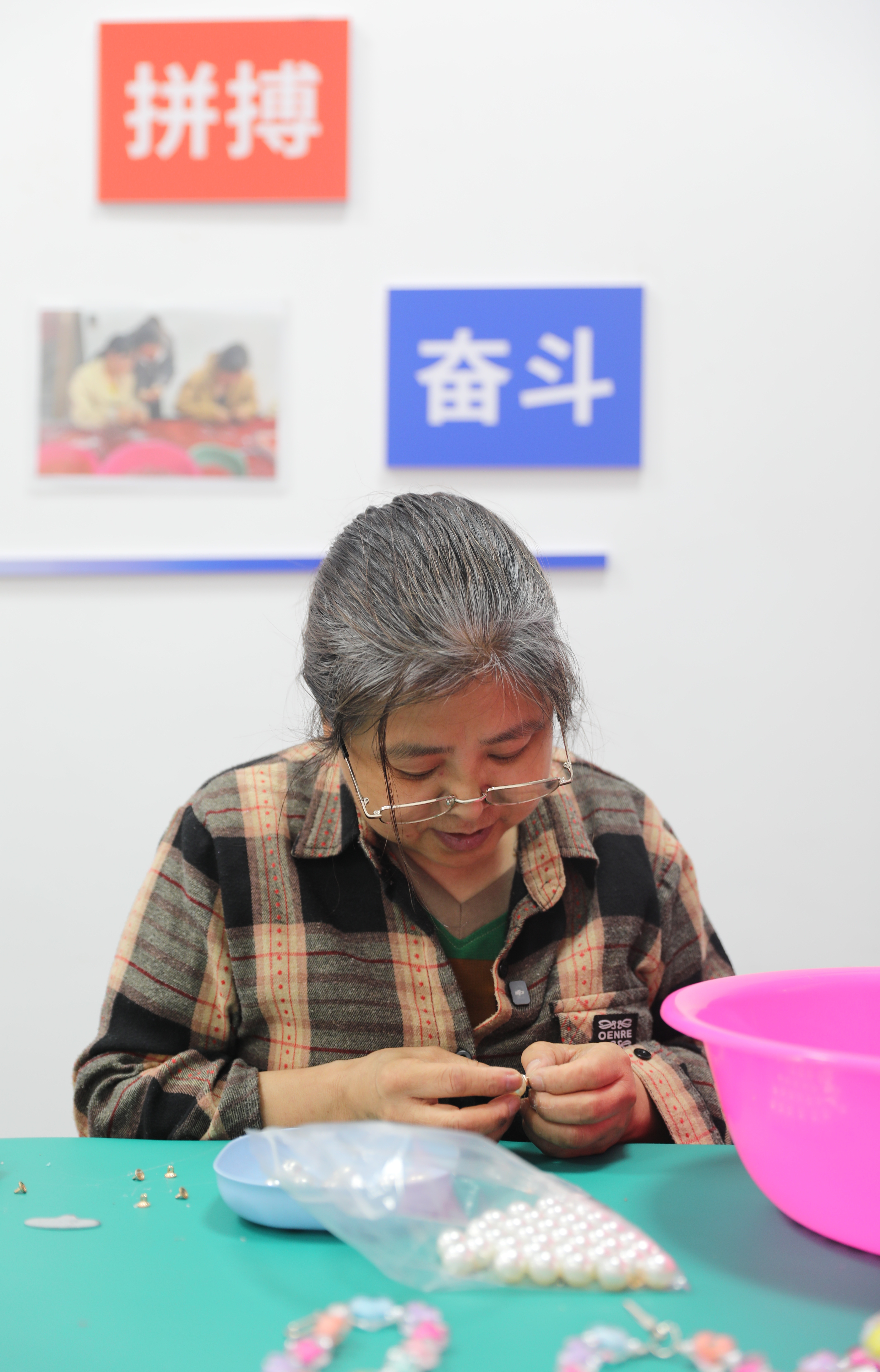 串珠串起新生活!九江八里湖新区一个零工驿站的温暖日常(组图)