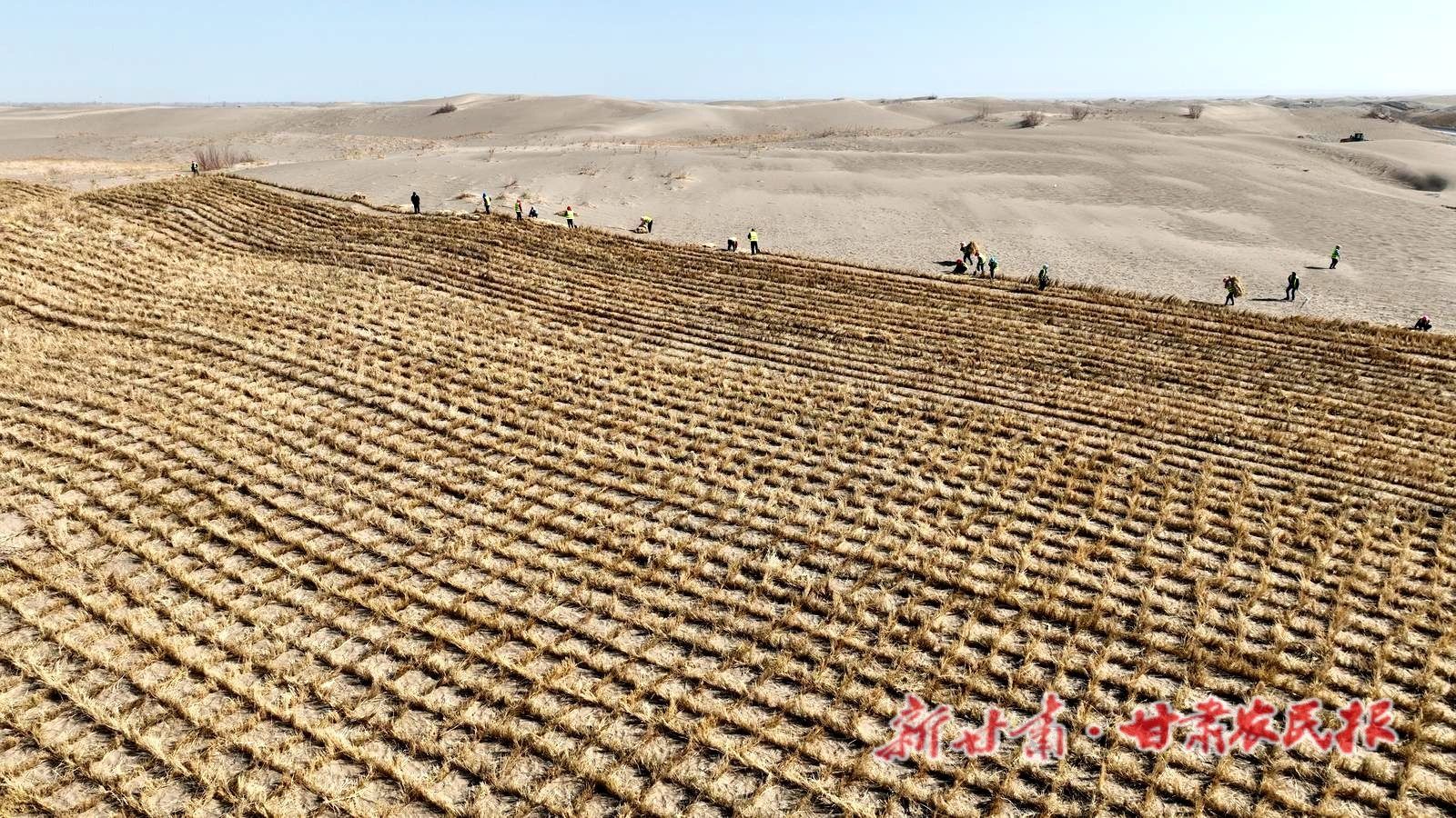 1.纵横交错的草方格死死锁住肆虐的流沙