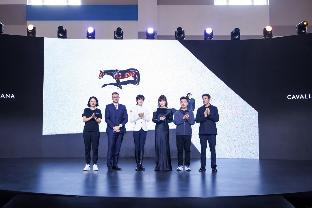 （左一：海澜之家集团旗下沄观集团战略品牌事业部总监兼CT品牌大中华区运营总监Gisele女士、 左二：中国欧盟商会副主席 DP集团创始人、 意大利德恩瑞律师事务所管理合伙人Carlo先生、左三：CT品牌大中华区代言人姚安娜、右三：海澜集团股东周晏齐女士、右二：江苏省马术协会主席、海澜飞马水城总经理沈厚锋先生、右一：CT品牌创始人Jonathan先生）