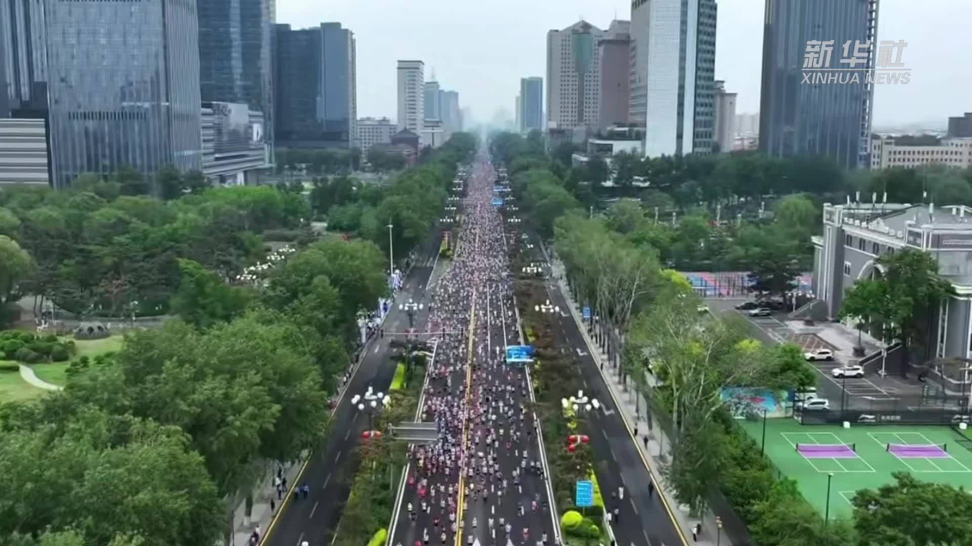 吉林长春：2026长春马拉松鸣枪开跑