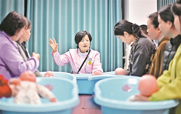 4月21日，瑞昌市汉仁职业技能培训学校，陈英（中）正在讲解婴儿护理技巧。