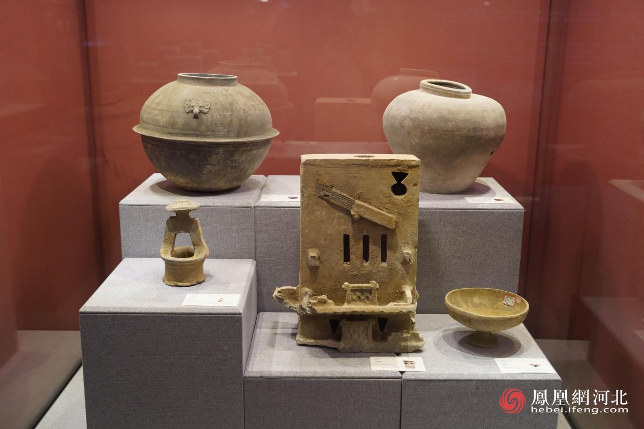 博物馆内展品（中间为灰陶仓）