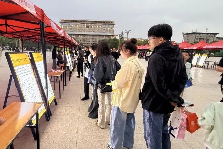 △求职者驻足岗位信息前,查看岗位详情、咨询用工需求。