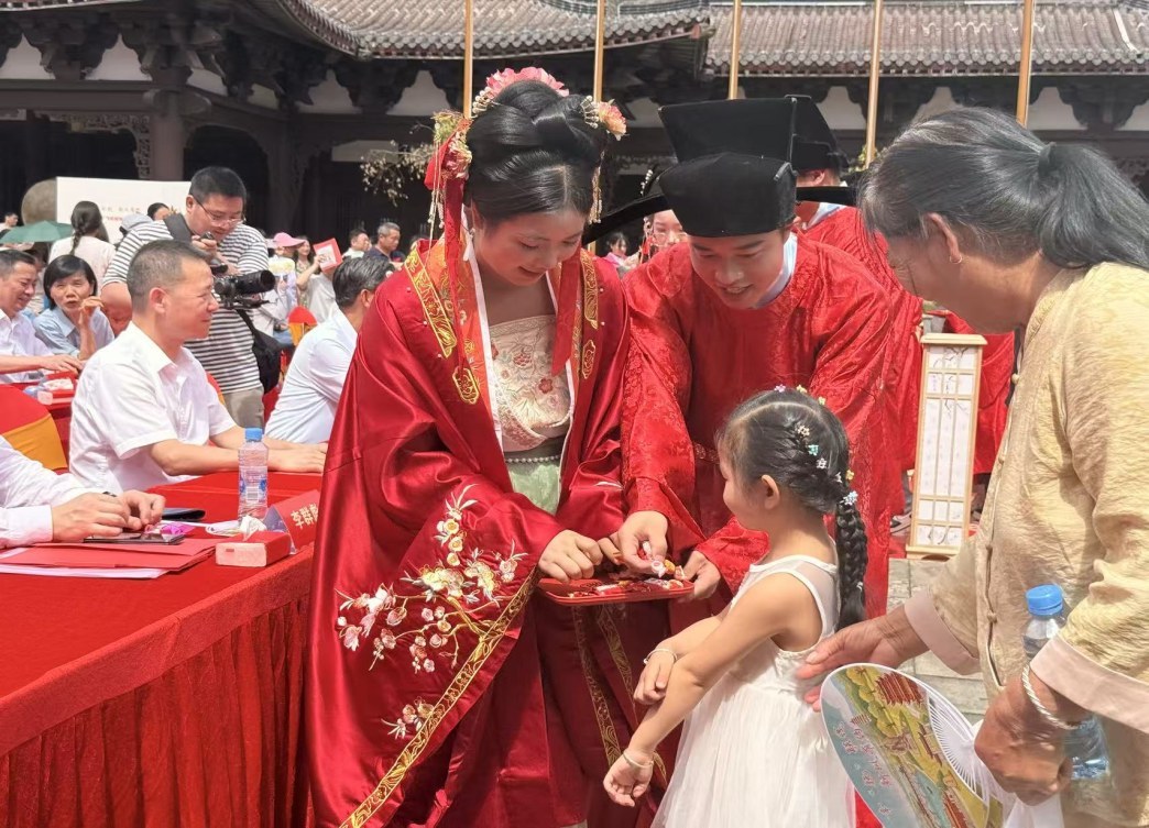 牵红绸、拜天地、分喜糖，抚州国潮婚礼让年轻人爱上中式嫁娶