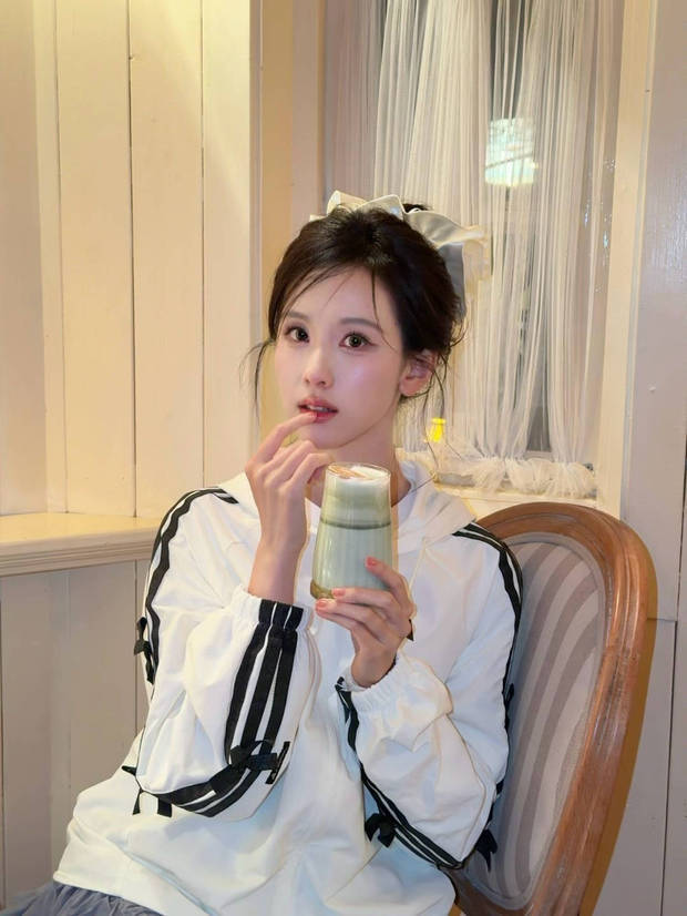 陈都灵表情娇俏。