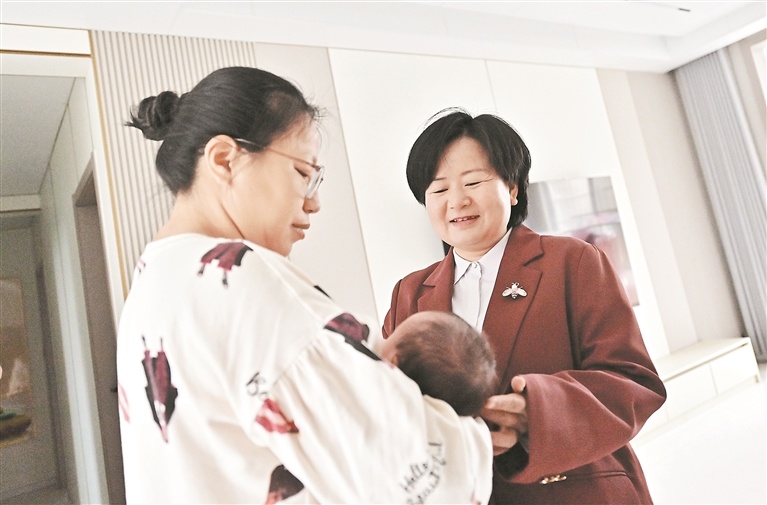 4月22日，陈英回访已上岗的母婴护理学员。