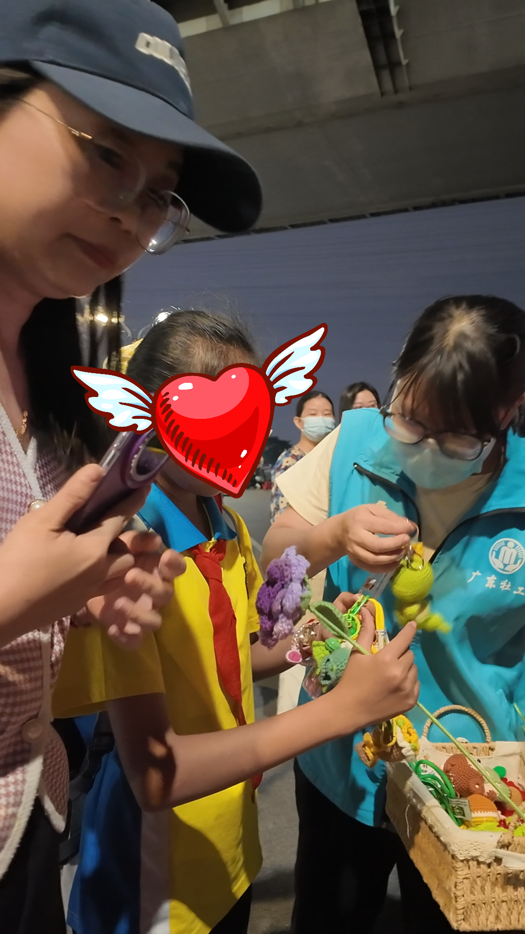 图为：前来购花的小朋友