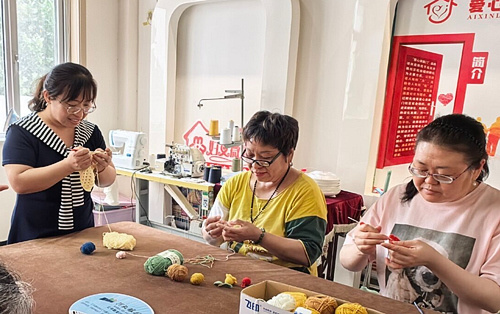 5月14日，耿海燕（左一）、孙丽华（左二）等在石家庄市桥西区红河小区社区党群服务中心手工坊里做手工。本报记者 赵 建摄