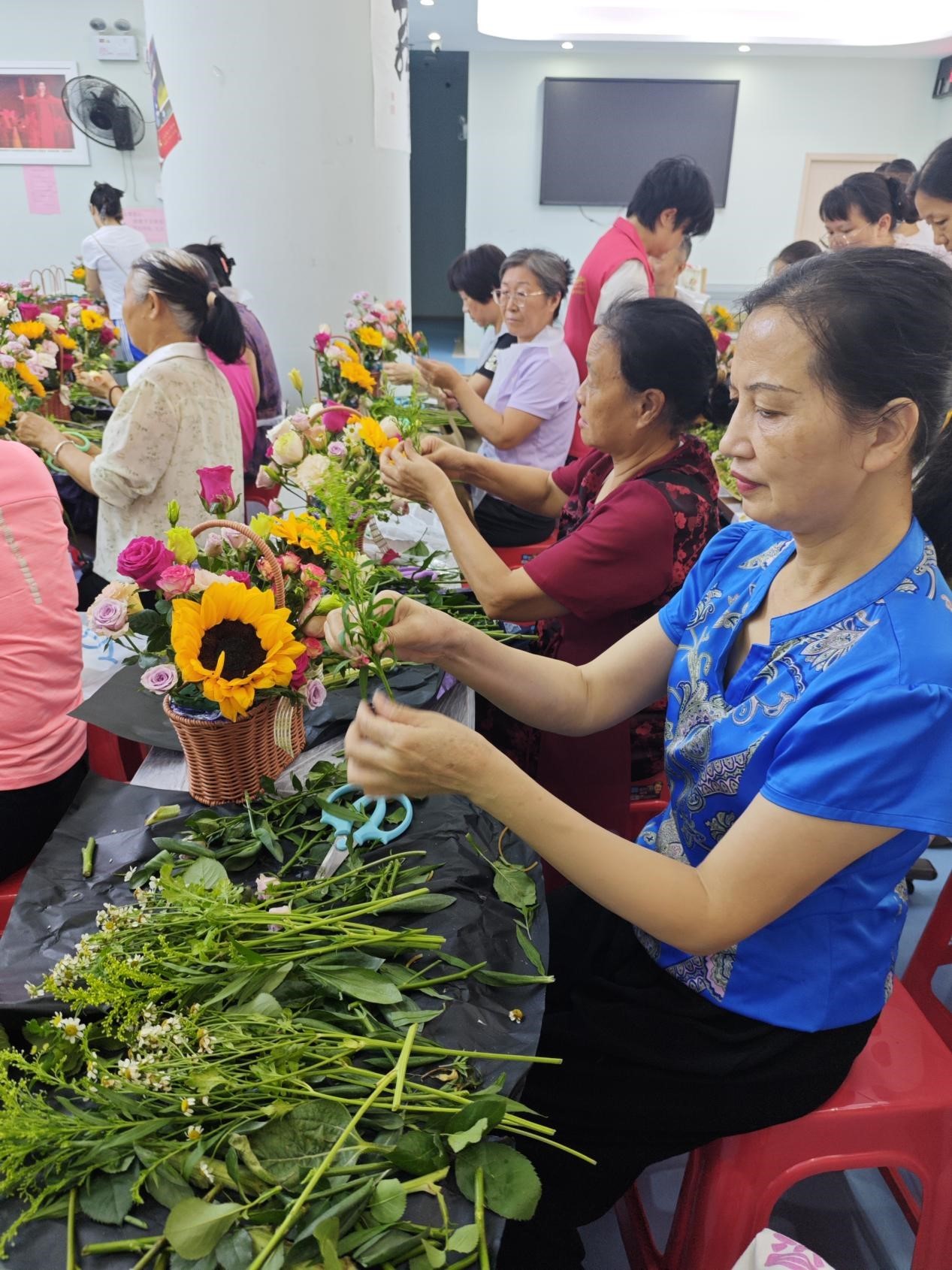 繁花聚爱，暖意相拥——福中福社区创意插花活动温情守护弱势群体