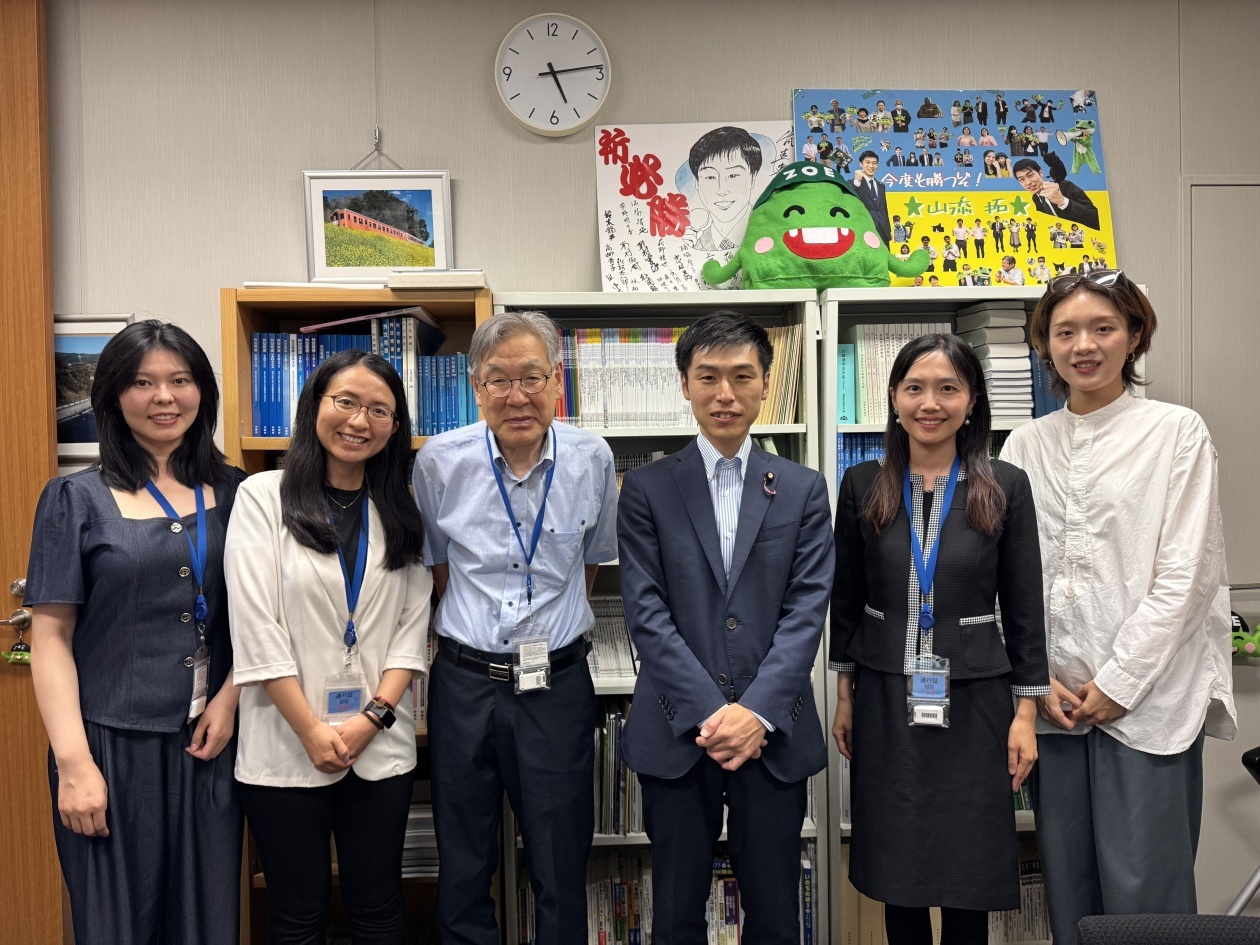 2025年7月,阿部活士(左三)陪同本报记者在东京采访日本共产党籍参议员山添拓(右三)。 邢晓婧供图