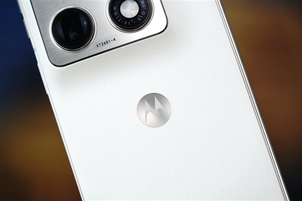 联想moto首款大折叠手机!moto razr fold图赏