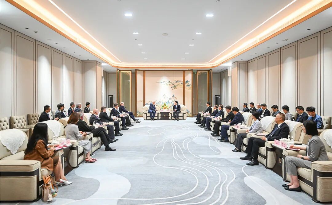 开幕式前，袁家军会见了英国驻华大使魏磊和英国企业家代表。记者 苏思 摄/视觉重庆