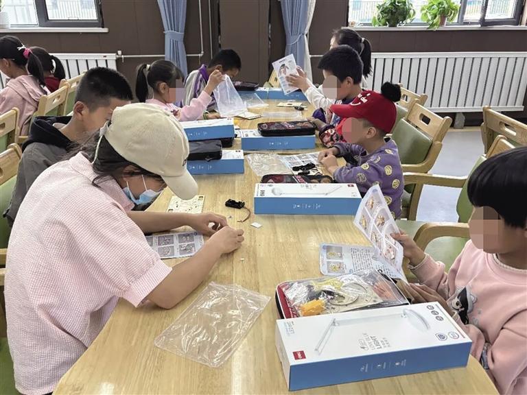 社工陪孩子们做手工