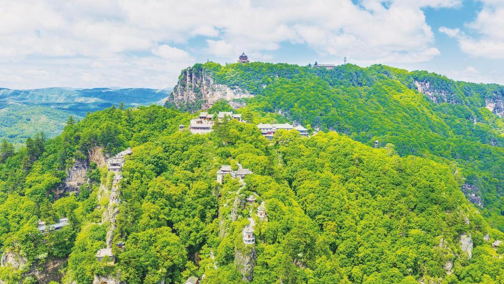 5月16日，国家AAAAA级旅游景区崆峒山层峦叠翠，勾勒出雄奇峰峦的初夏之美。新甘肃&middot;甘肃经济日报通讯员　黄蔚林　摄