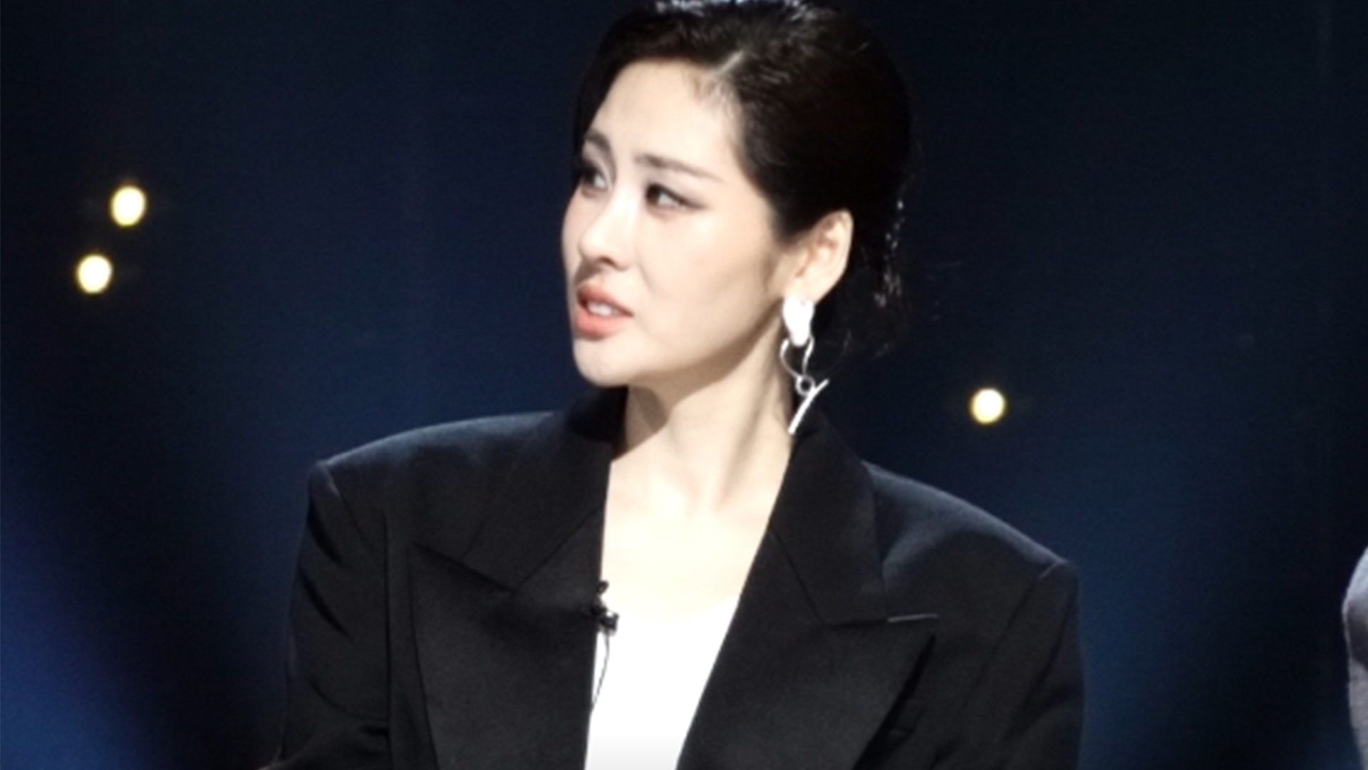 “张碧晨 跑调”冲上热搜，张碧晨赛后给竞演表现打65分：有点兴奋，导致有点暴走