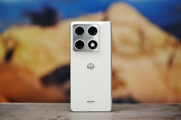 联想moto首款大折叠手机!moto razr fold图赏