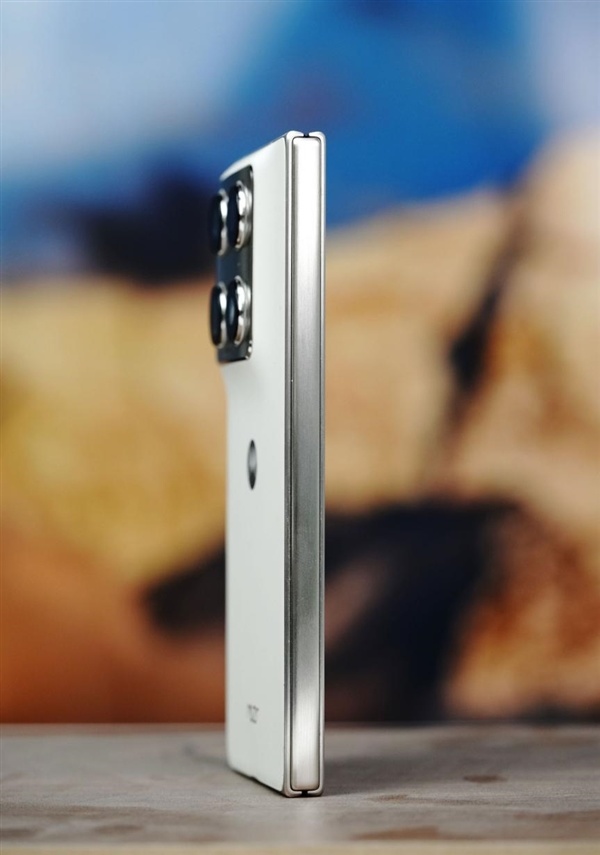 联想moto首款大折叠手机!moto razr fold图赏