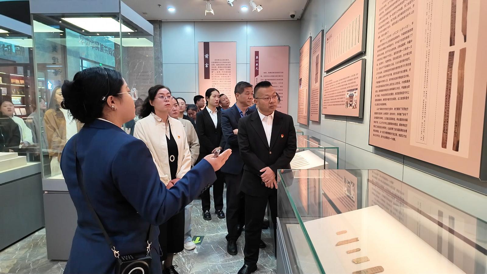 党员干部参观“廉由‘简’说”汉简廉政展览