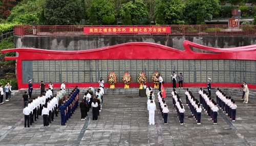 5月16日上午,石城县在县烈士陵园举行《七根火柴》主人公原型郑金煜烈士墓迁葬仪式。刘新权摄