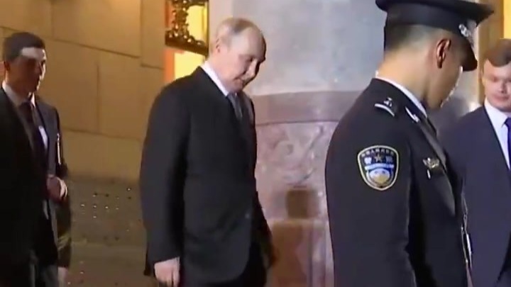 凤凰直击普京车队前往首都国际机场