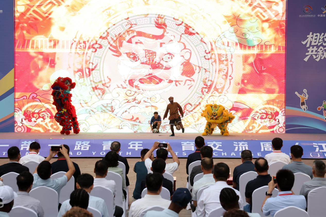 图为开幕式表演《足尖技艺来献礼》。盛义摄
