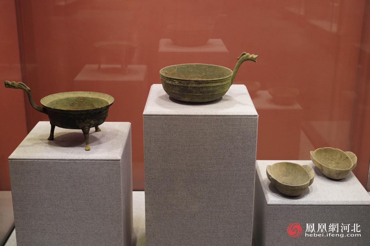 博物馆内展品（中间为龙首柄弦纹铜魁）