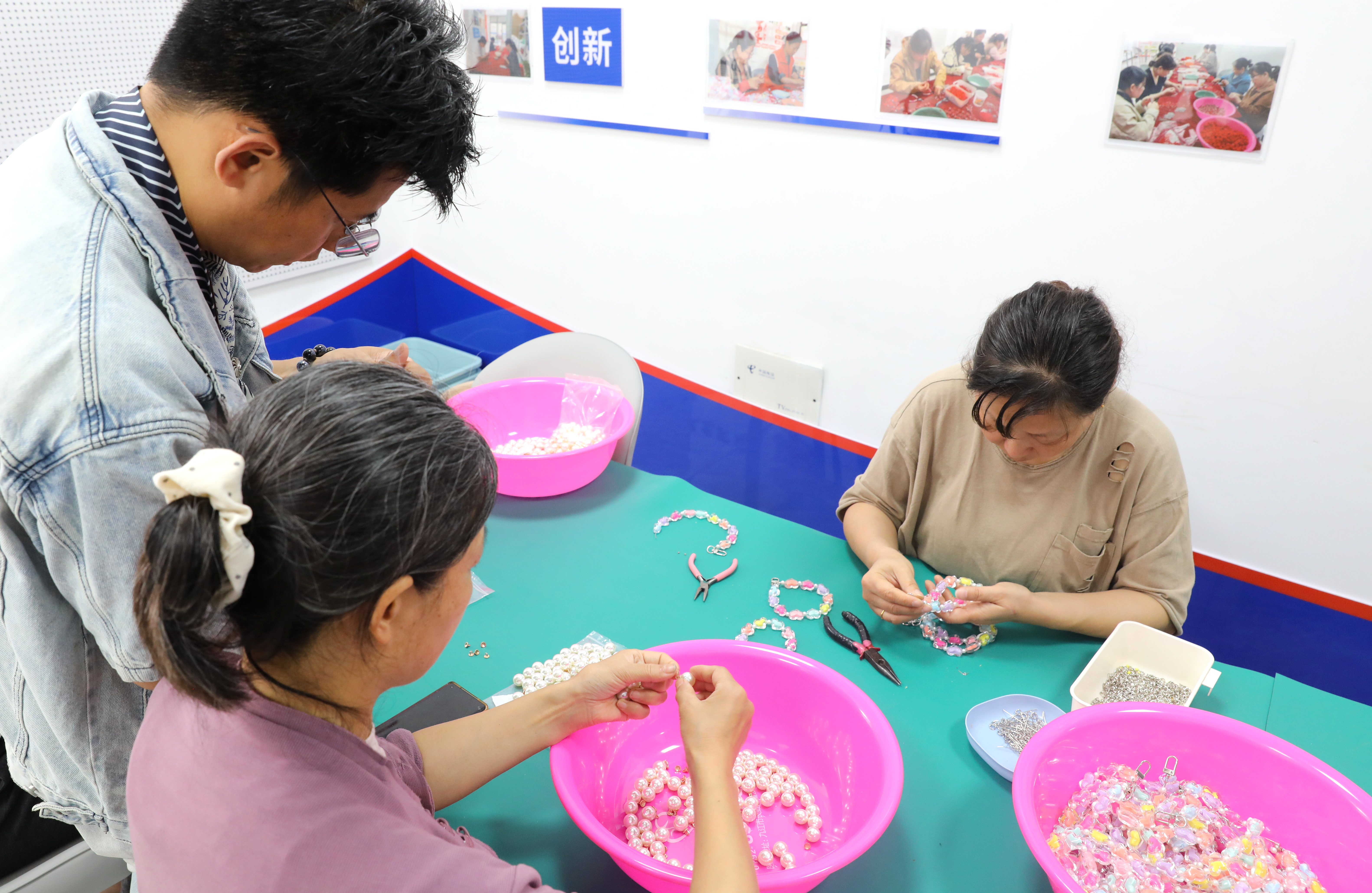 串珠串起新生活!九江八里湖新区一个零工驿站的温暖日常(组图)
