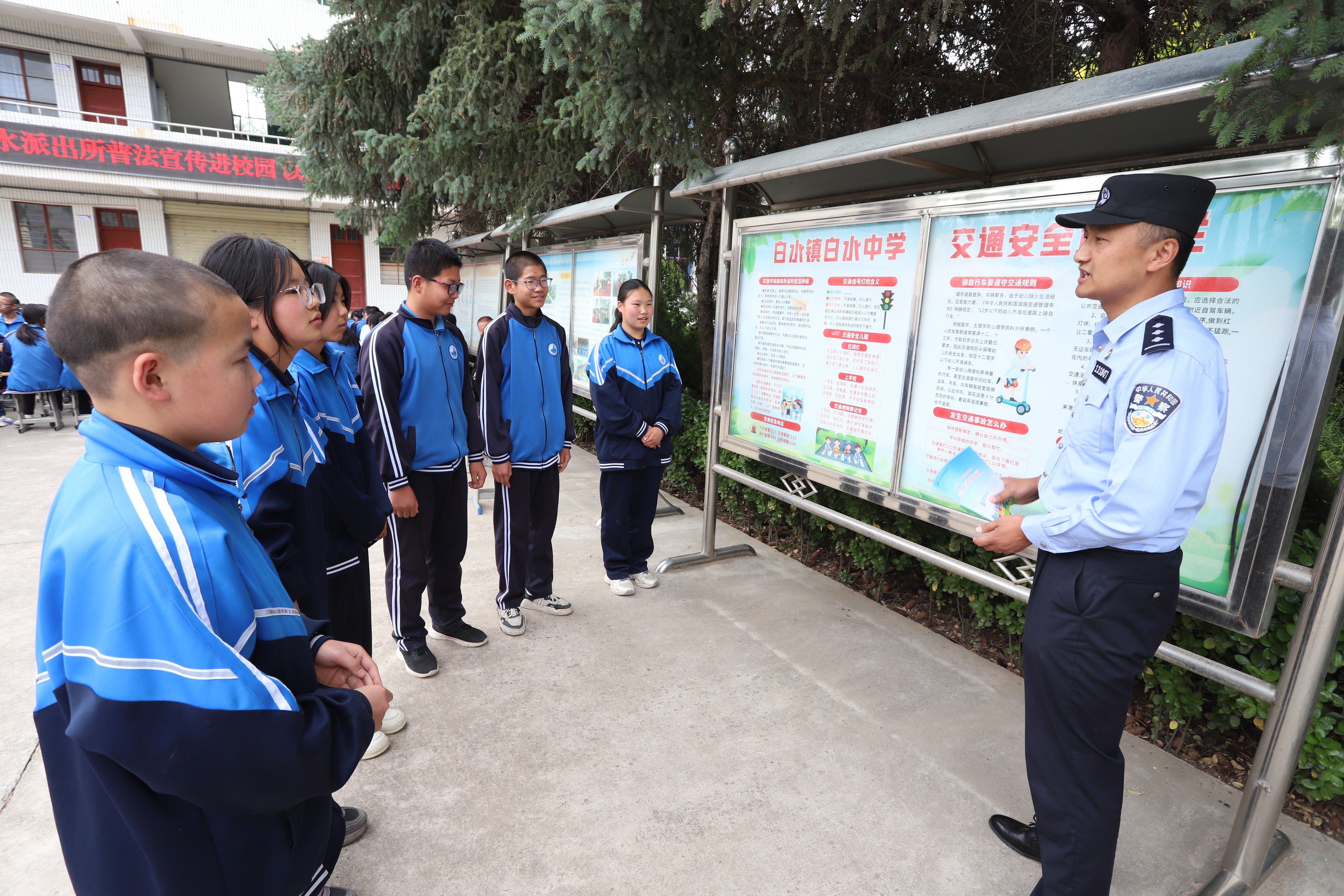 图1为民警走进辖区初级中学开展民法典主题法治宣讲活动(崆峒区融媒体中心供图).jpg