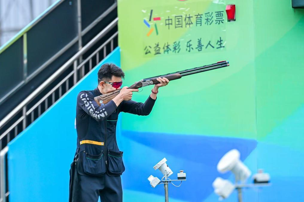 射击运动员在比赛中瞄准。陕西省体育局供图