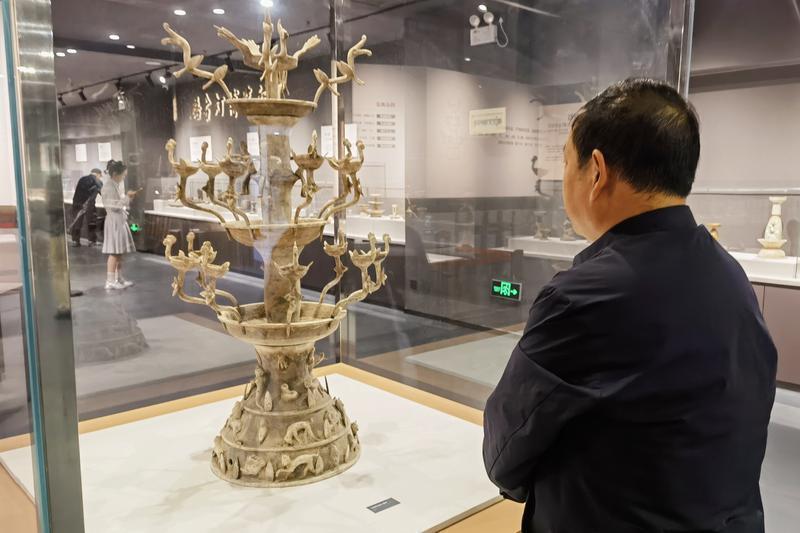 市民近距离欣赏古灯之美 首席记者 吕聪 摄