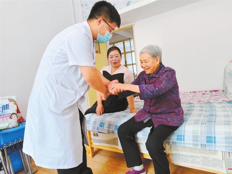 崇信县民政局联合新窑镇卫生院为分散特困对象提供助医服务
