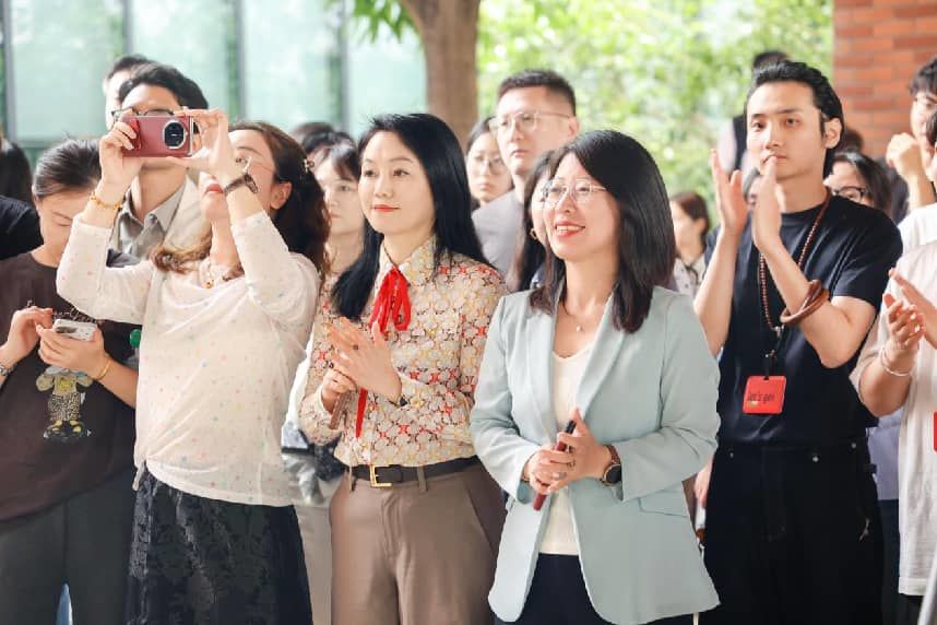 图4百余位高校、企业、媒体嘉宾齐聚欧亚