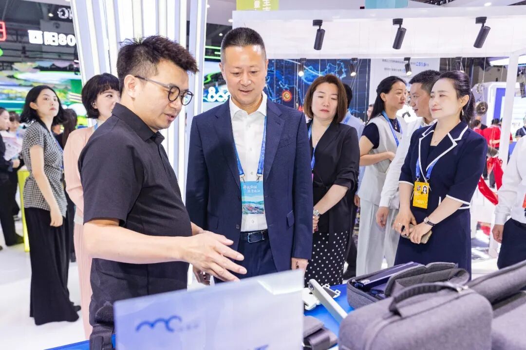 渝中区委书记、区长谢东到西洽会渝中展馆巡馆。