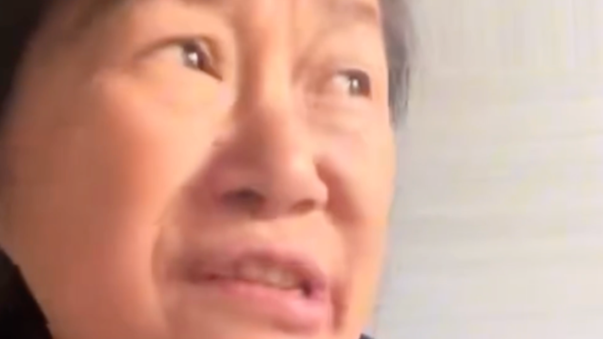 诗人余秀华报警：有粉丝翻墙进院，还走到了自己房间，有人拿着手机对着大门直播，被纠缠到无法写作