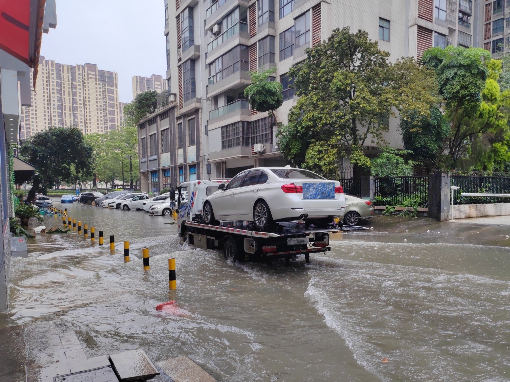 平安产险佛山分公司：暴雨来袭，保险守护者风雨逆行