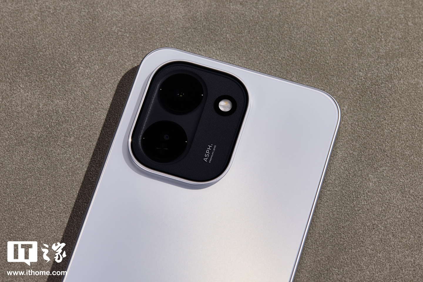 ▲ IT之家实拍:iQOO Z11