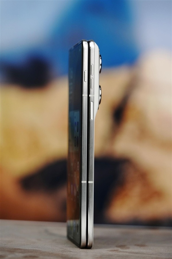 联想moto首款大折叠手机!moto razr fold图赏