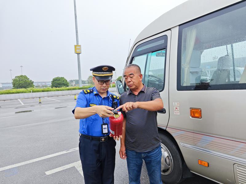 工作中的毕柳军(左一)(空港新城供图)