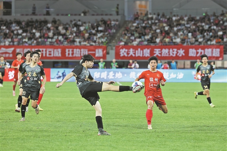 5月17日，赣超第三轮，赣州队和宜春队的比赛在赣州市全民健身中心打响。图为两队队员激情对战。江西日报全媒体记者 吴福清摄
